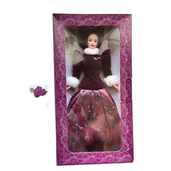 Holiday Traditions Barbie (1996); Holiday Homecoming Collection Series - Picture 3 of 7